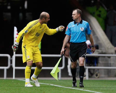 Jose Reina, målvalt, Liverpool, klagar hos assisterande