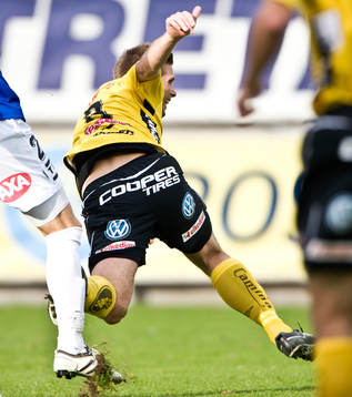 Anders Svensson, Elfsborg, faller, blir fälld