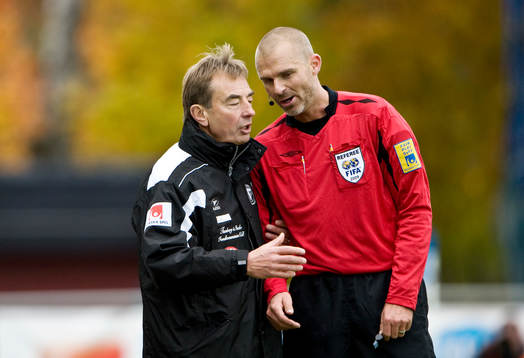 Tom Prahl, tränare, Trelleborg, pratar med domare Michael