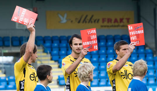 Ge rasismen  och våldet rött kort
