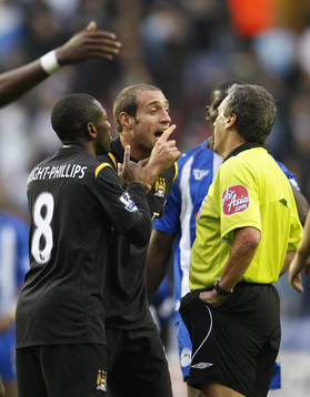 Pablo Zabaleta, Manchester City, är irriterad på domare
