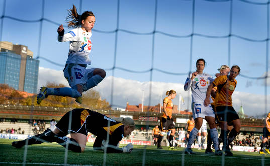 Tine Cedrkvist Viskaer, målvakt Ldb och Kosovare Asllani,