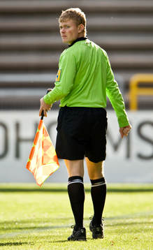 Assisterande domare, linjeman, flagga