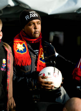 Dawit Isaak har en bror som kom med dagens matchboll