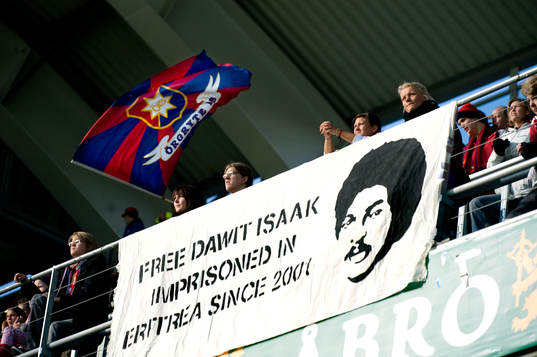 Frige Dawit Isaak står det på en banerroll