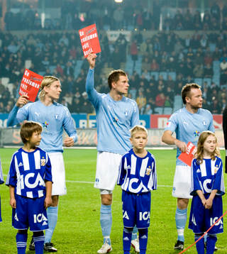 Ge rasismen och våldet rött kort. Spelarna visade röda