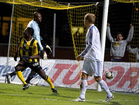 John Chibuike, Häcken, gör 2-1. Pa Dembo Touray,