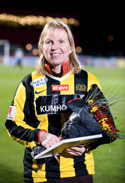 En supporter som fått blommor. Svenska Spel