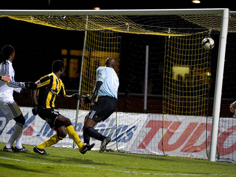 John Chibuike, Häcken, gör 2-1. Pa Dembo Touray,