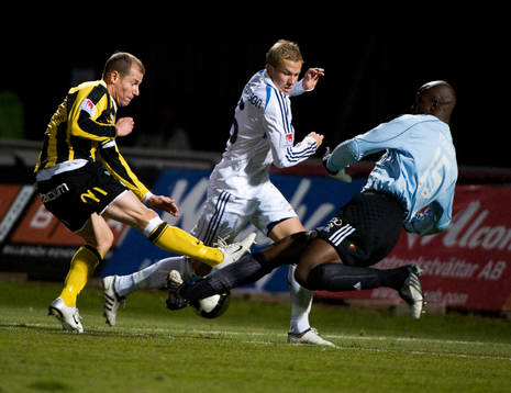Jonas Henriksson, Häcken. Pa Dembo Touray, målvakt,