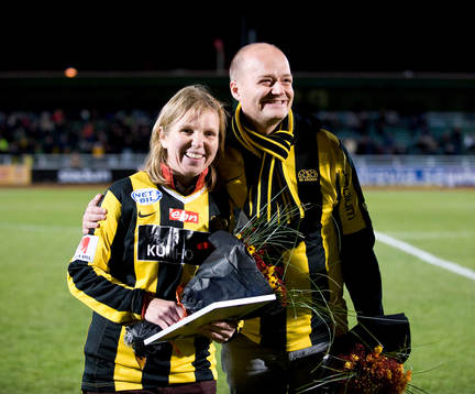 En supporter som fått blommor. Svenska Spel