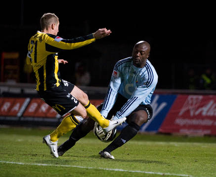 Jonas Henriksson, Häcken. Pa Dembo Touray, målvakt,