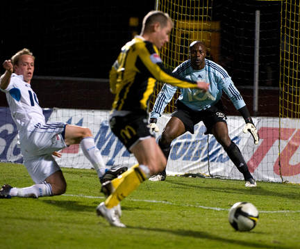 Jonas Henriksson, Häcken. Pa Dembo Touray, målvakt,