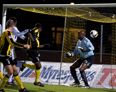 John Chibuike, Häcken, gör 2-1. Pa Dembo Touray,