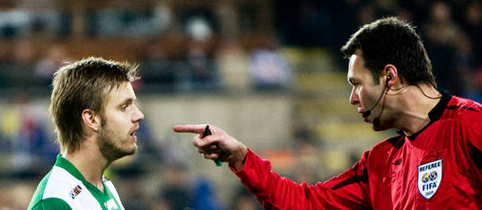 Martin Ingvarsson, domare i despyt med Andreas Dahl,