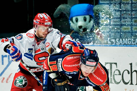 Ryan Glenn, Södertälje, trycker till Jimmie Ölvestad,