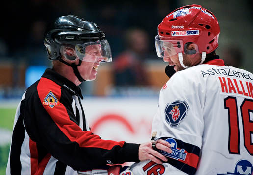 Pehr Claesson, domare, i diskussion med Per Hallin,