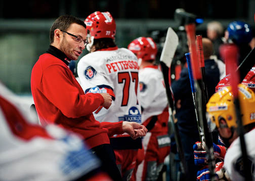 Peter Popovic, tränare, Södertälje, instruerar sina