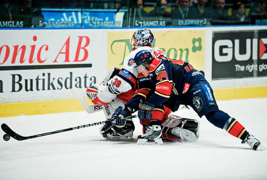 Nicklas Danielsson, Djurgården, försöker att ta pucken