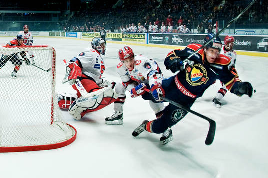 Lukas Kilström, Södertälje, fäller Mathias Tjärnqvist,