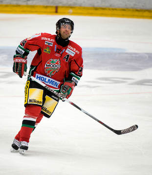 Niklas Sundström, Modo tittar på resultattavlan som
