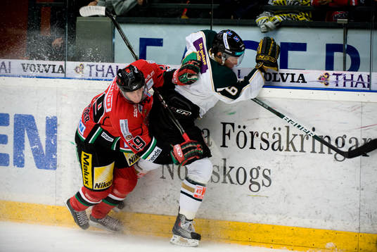 Andreas Molinder, Modo tacklar Jonas Holös, Färjestad.