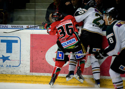 Mats Zuccarello-Aasen, Modo tacklar Emil Kåberg,