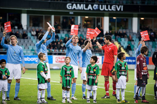 Ge rasismen och våldet rött kort