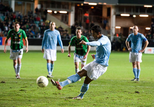 Wilton Figuiredo, Malmö, slår straffen som leder till 1-1