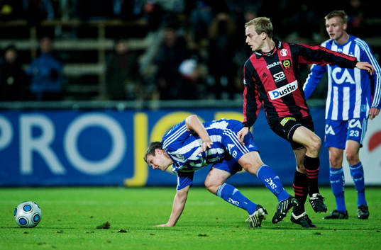 Hannes Stiller, IFK Göteborg, faller i en närkamp