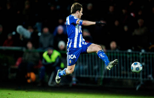 Tobias Hysén, IFK Göteborg, plockar ner en pass