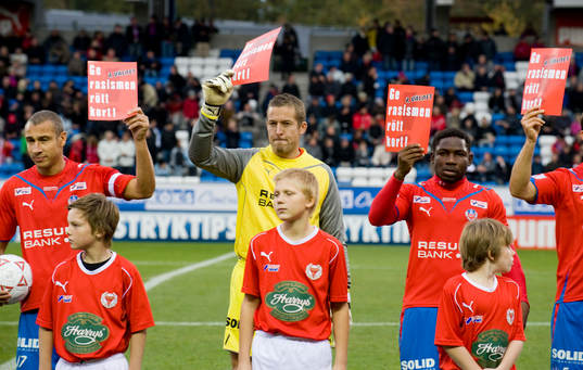 Rött kort mot rasismen. Ge rasismen och våldet rött kort