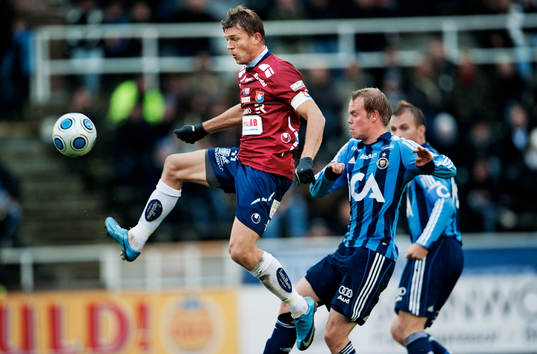 Marcus Allbäck, Örgryte, passar bollen