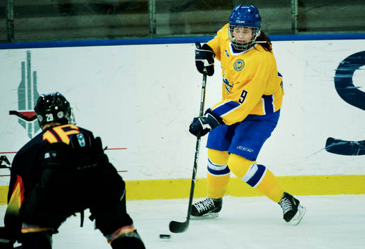 Tina Enström, Sverige, passar pucken
