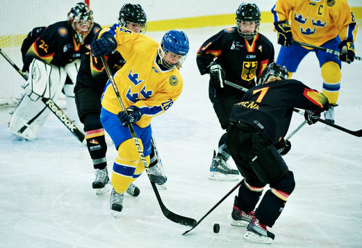 Danijela Rundqvist, Sverige, dribblar i anfallszon