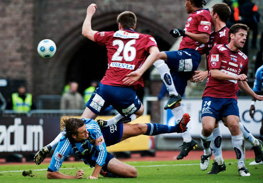 Mikael Dahlberg, Djurgården, fäller Dennis Jonsson,