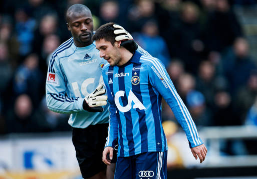 Pa Dembo Touray, målvakt, kramar om Hrvoje Milic,
