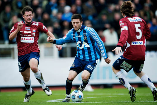 Hrvoje Milic, Djurgården, tar sig mellan två
