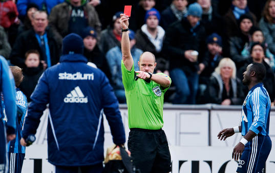 Martin Hansson, domare, delar ut ett rött kort till Patrik