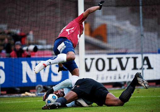 Pa Dembo Touray, målvakt, Djurgården, greppar bollen