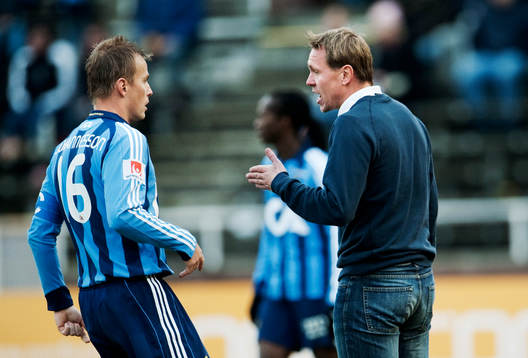 Andreé Jeglertz, tränare Djurgården, pratar med Markus