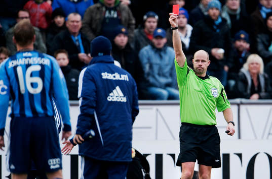 Martin Hansson, domare, delar ut ett rött kort till Patrik