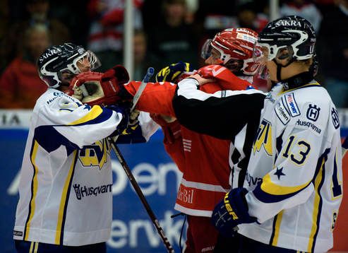 Pär Styf, Timrå och Andreas Falk, HV71 i slagsmål
