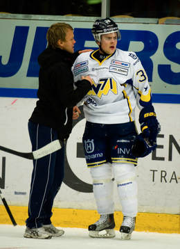 Nichlas Torp, HV71 fick en klubba i ansiktet vid 3-3 målet