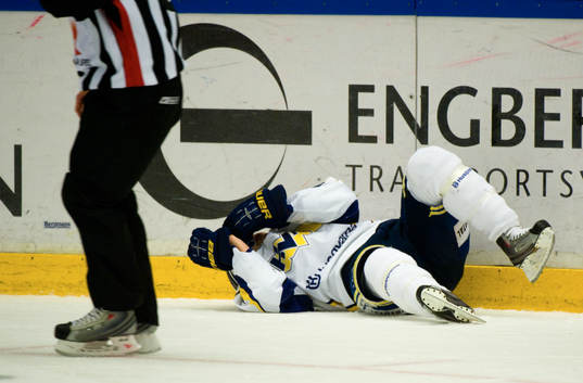 Nichlas Torp, HV71 fick en klubba i ansiktet vid 3-3 målet