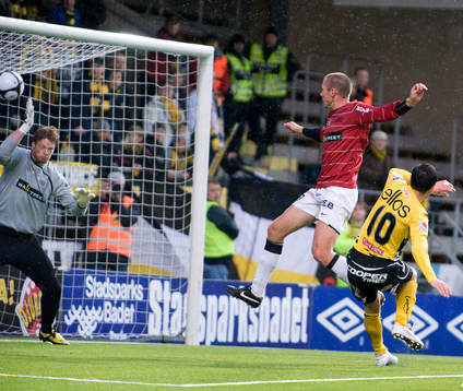 Mattias Östberg, Häcken, gör självmål. 1-0 till