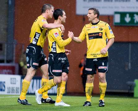 Mattias Östberg, Häcken, gör självmål. 1-0 till