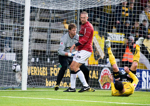 Mattias Östberg, Häcken, gör självmål. 1-0 till