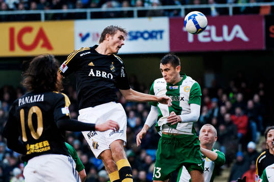 Per Karlsson, AIK, nickar bollen på en hörna i en