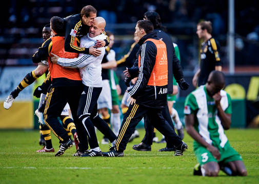 Medan Kenny Pavey, AIK, lyfts upp av sina lagkamrater och
